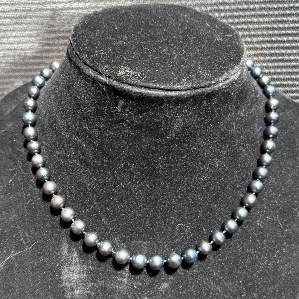 Elegant Black Pearl Necklace - Picture 3 of 3